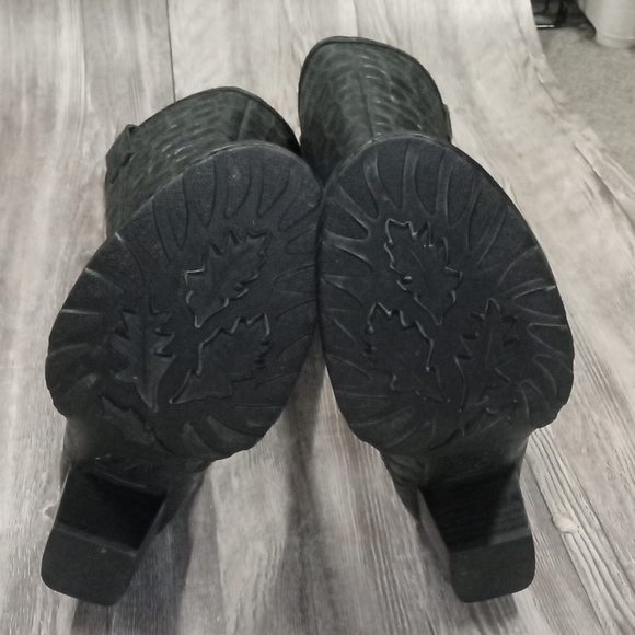 Born Croc boots. Women's size 6½ - Picture 4 of 6